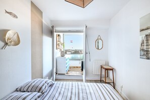 1 chambre, fer et planche à repasser