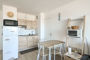 Réfrigérateur, micro-ondes, four, cafetière/bouilloire