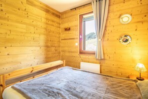 2 bedrooms, iron/ironing board