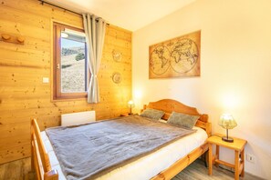 2 bedrooms, iron/ironing board