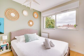 3 bedrooms, iron/ironing board, free WiFi, bed sheets