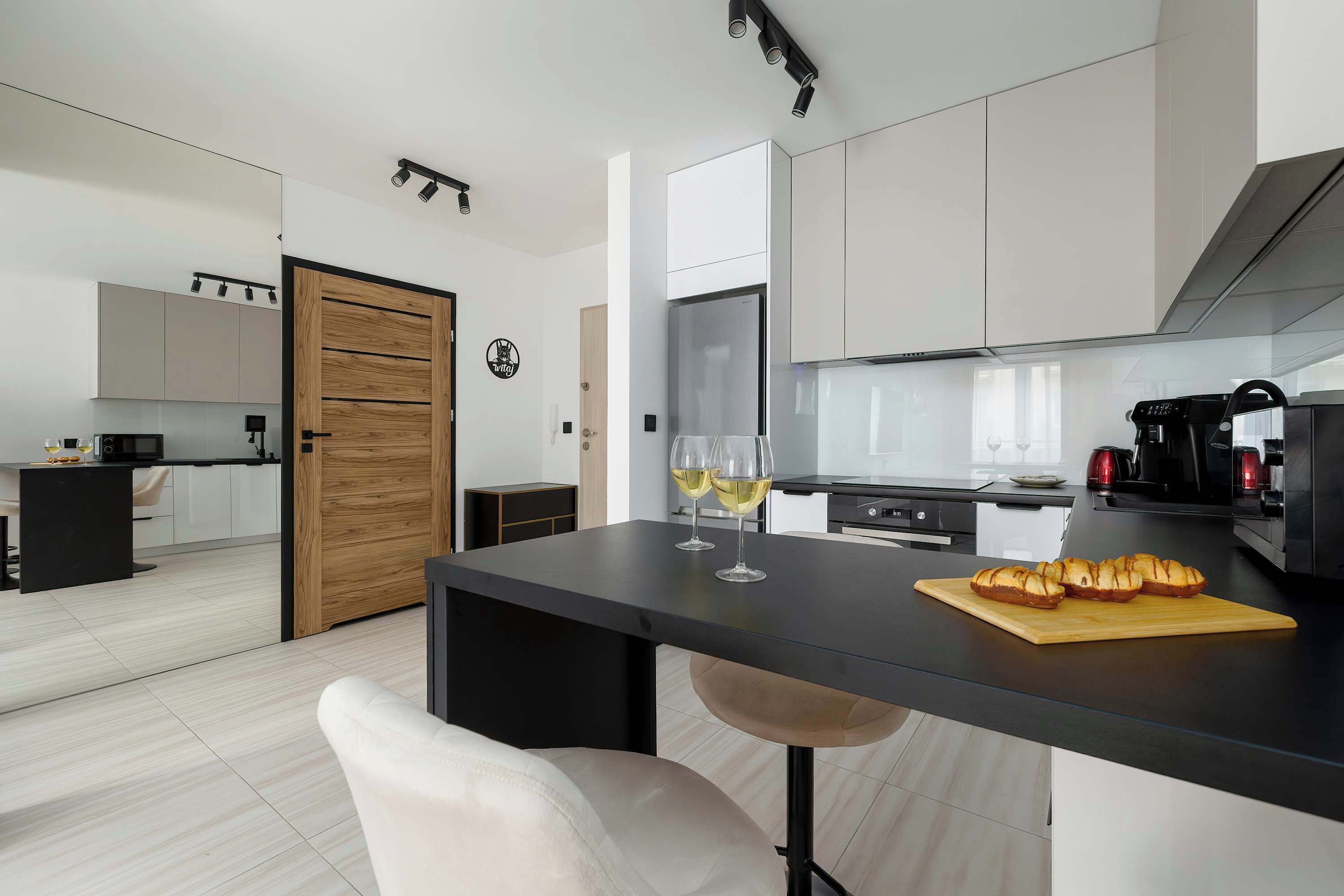 Frigorífico, microondas, horno y placa de cocina