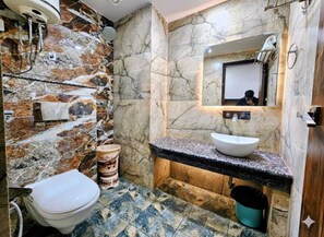 Ducha, artículos de tocador gratuitos, toallas, jabón