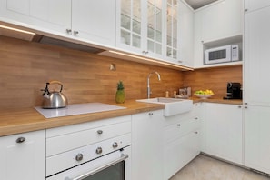 Refrigerador, microondas, horno y parrilla de estufa