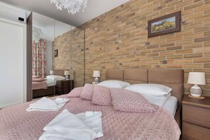 2 habitaciones, escritorio, tabla de planchar con plancha y wifi