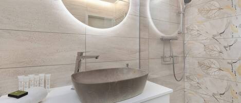 Douche, séchoir à cheveux, serviettes fournies, shampooing