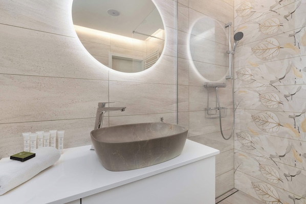 Dusche, Haartrockner, Handtücher, Shampoo