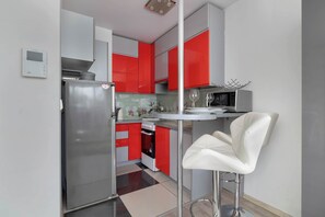 冷蔵庫、電子レンジ、オーブン、コンロ