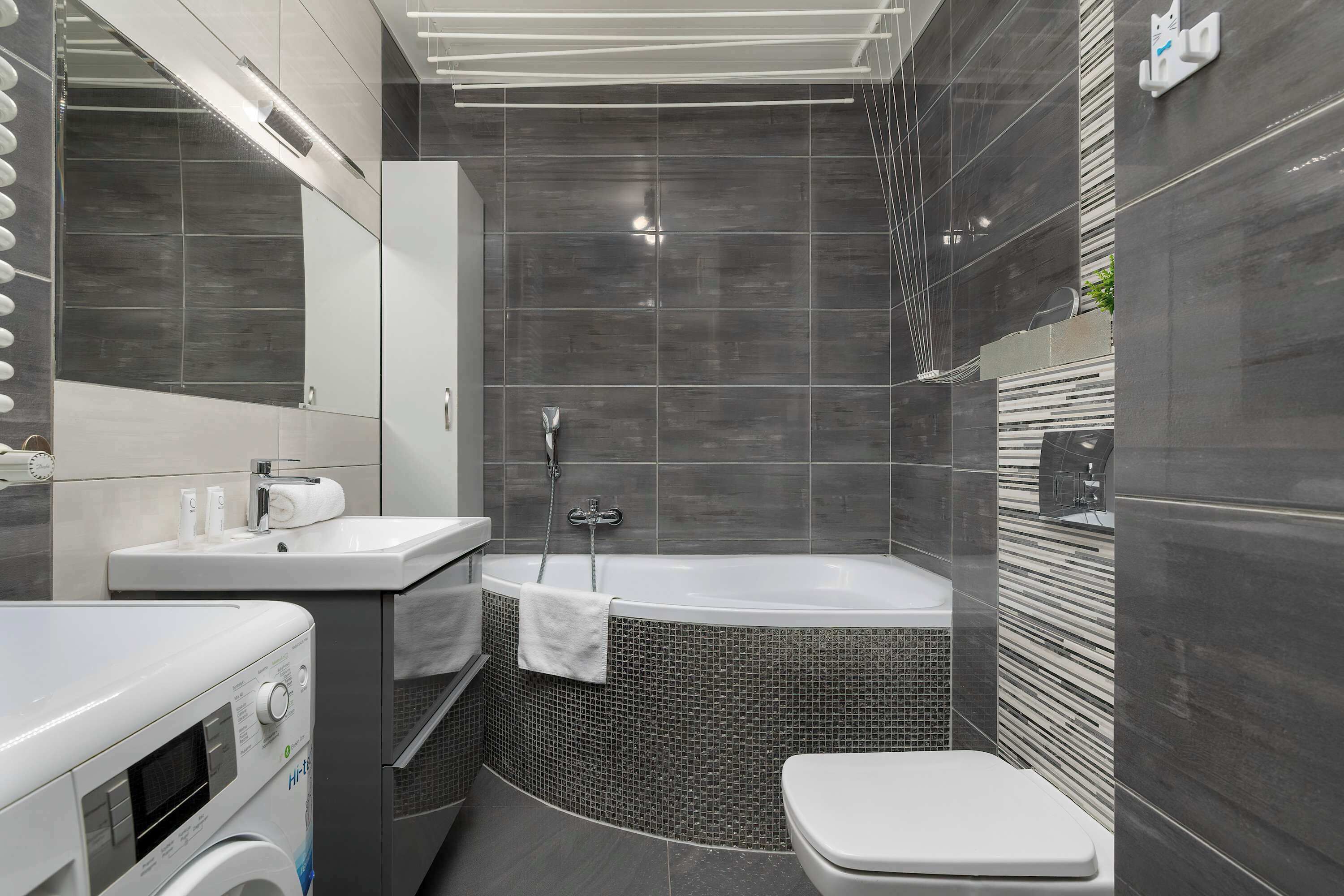 Een douche, een haardroger, handdoeken, shampoo