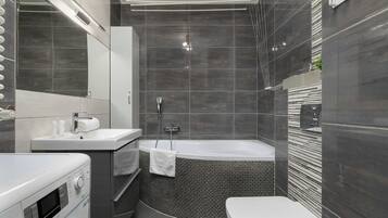 Een douche, een haardroger, handdoeken, shampoo