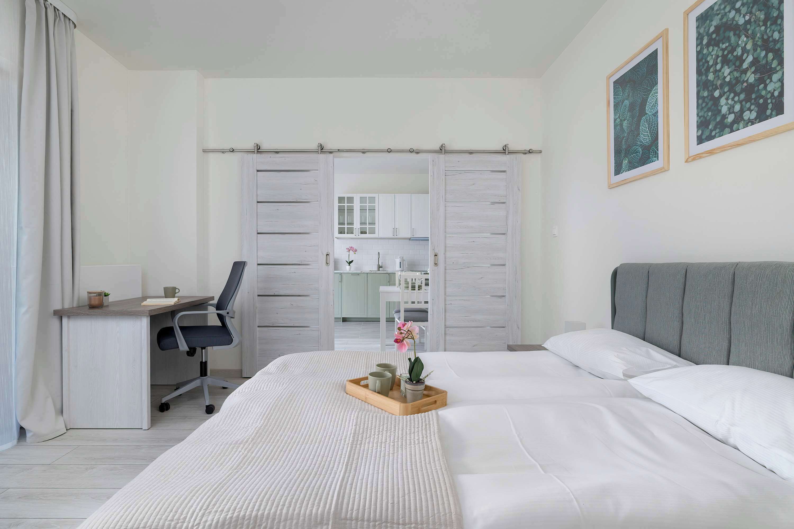 1 habitación, escritorio, tabla de planchar con plancha y cuna de viaje 