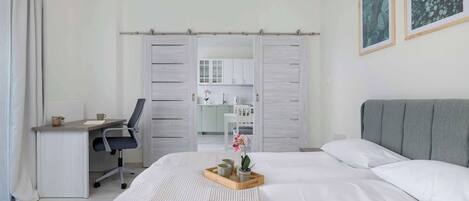 1 chambre, bureau, fer et planche à repasser, lit de bébé portatif