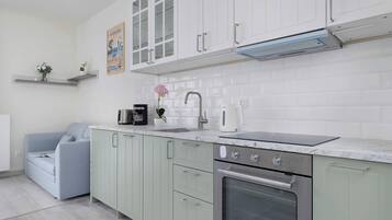 Fridge, oven, stovetop, dishwasher