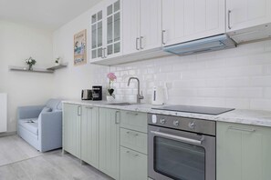 Fridge, oven, stovetop, dishwasher