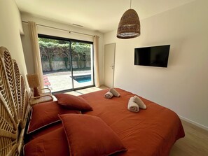 4 habitaciones, tabla de planchar con plancha y cuna de viaje 
