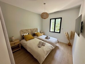 4 habitaciones, tabla de planchar con plancha y cuna de viaje 