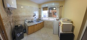 Cafeteira/chaleira, geladeira, micro-ondas, cooktop
