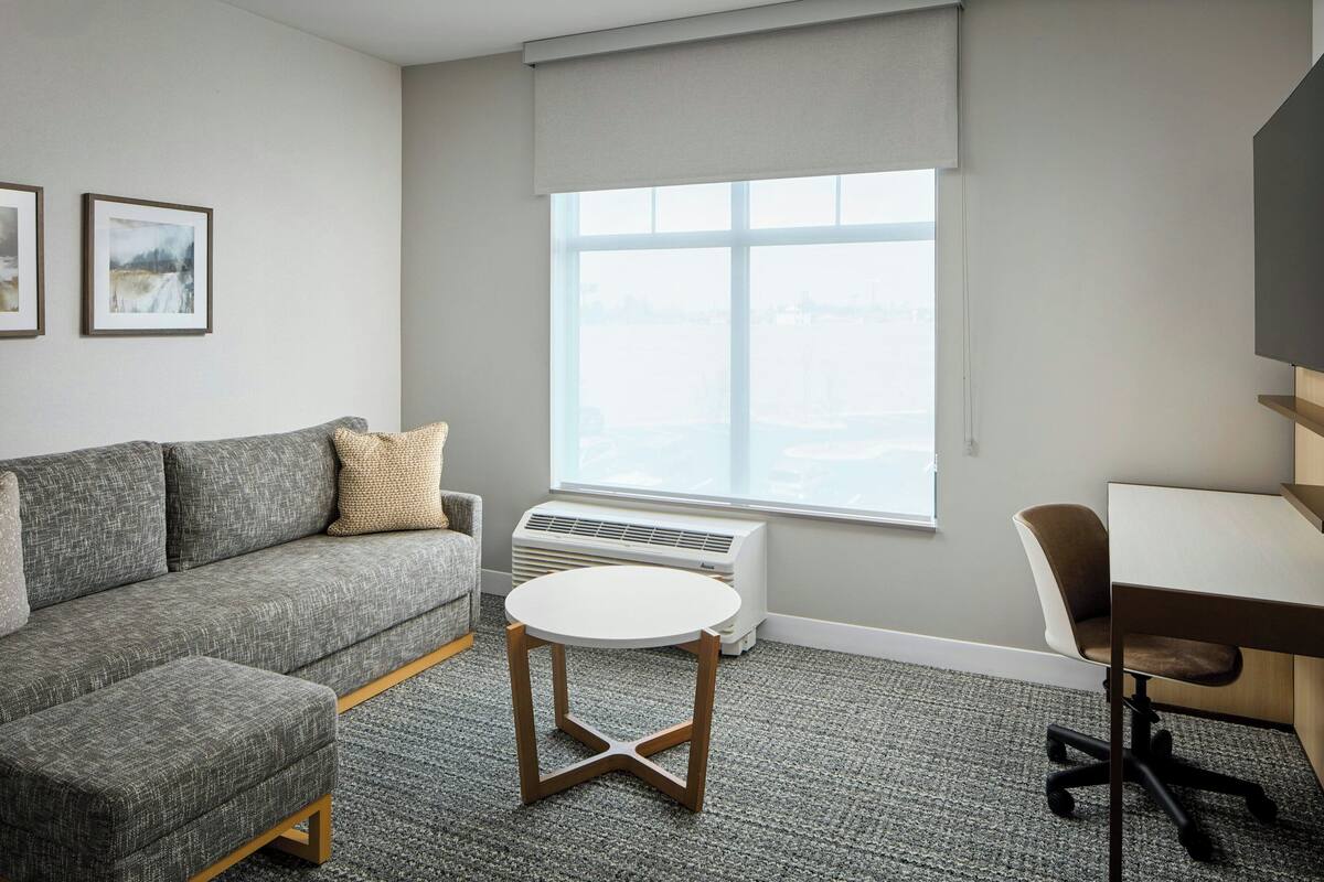 Suite, 1 très grand lit et 1 canapé-lit | Salle de séjour