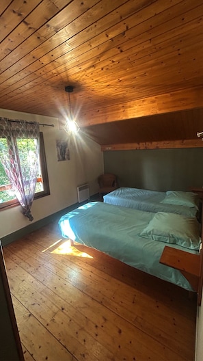3 bedrooms, iron/ironing board, WiFi, bed sheets