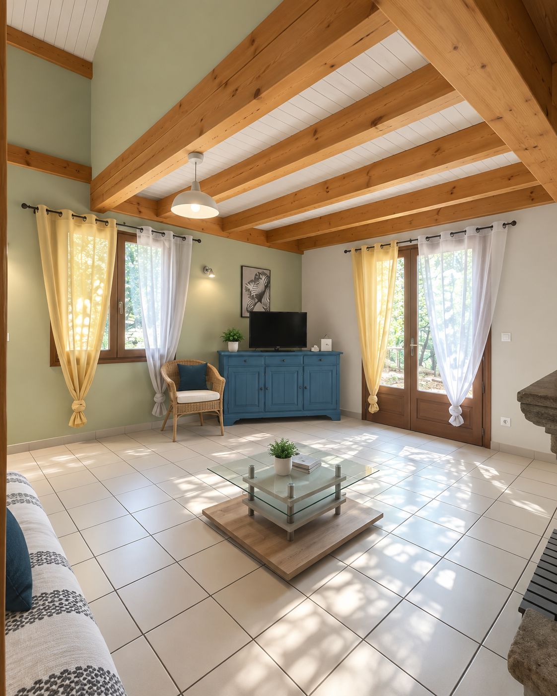 Een kamer met een houten plafond, een blauwe kast, een glazen salontafel en een televisie.