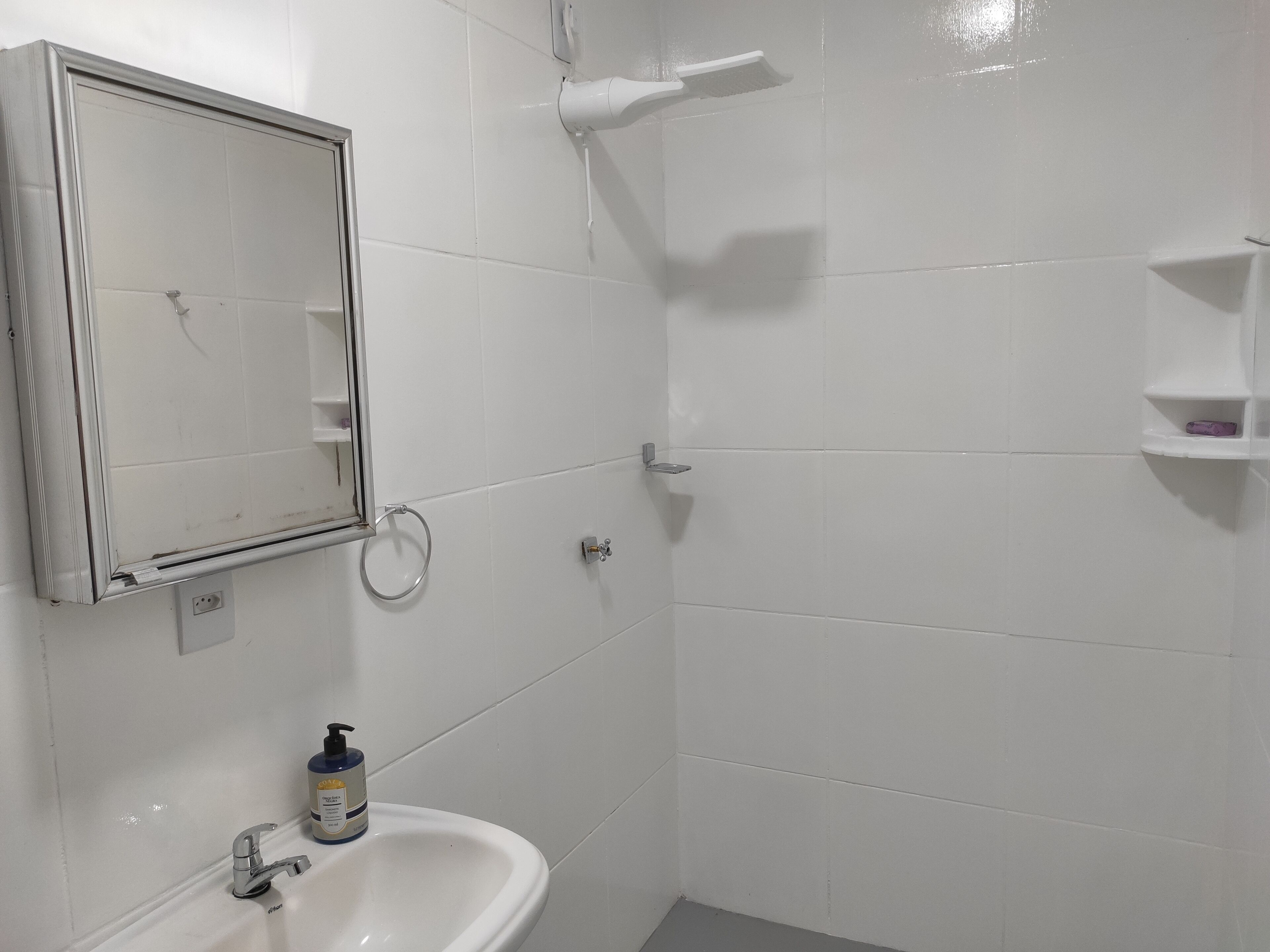 Dusj, håndklær, såpe og toalettpapir