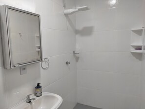 淋浴设施、毛巾、肥皂、卫生纸