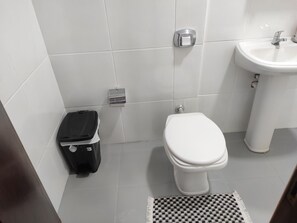 Suihku, pyyhkeet, saippua, vessapaperi