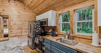 Walk to Trails & Village +Pets | Trailside Cottage