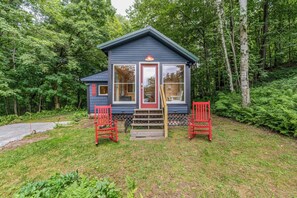 Exterior detail - Walk to Trails & Village +Pets - Highland Cabin (Woodstock)