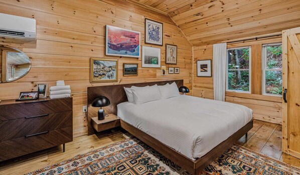 1 bedroom, desk, iron/ironing board, WiFi