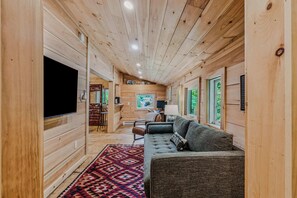 TV, offices - Walk to Trails & Village +Pets - Highland Cabin (Woodstock)