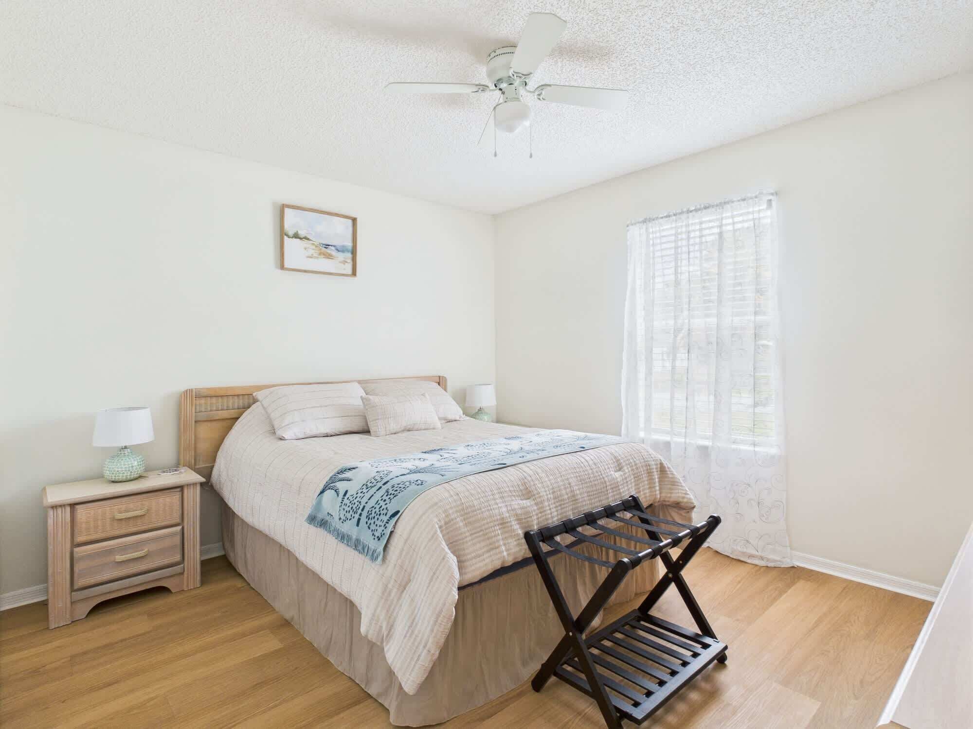 2 bedrooms, desk, WiFi, bed sheets