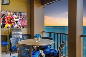 Outdoor dining - Lakefront Horseshoe Bay Resort| Shared Pool & Dock (Horseshoe Bay)