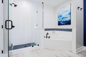 Shower, hair dryer, towels, shampoo - Lakefront Horseshoe Bay Resort| Shared Pool & Dock (Horseshoe Bay)