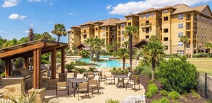 Outdoor dining - Lakefront Horseshoe Bay Resort| Shared Pool & Dock (Horseshoe Bay)