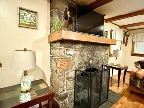 Televisión y chimenea 