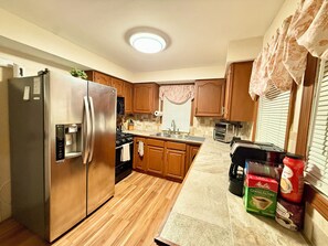 Refrigerador, microondas, horno y parrilla de estufa 