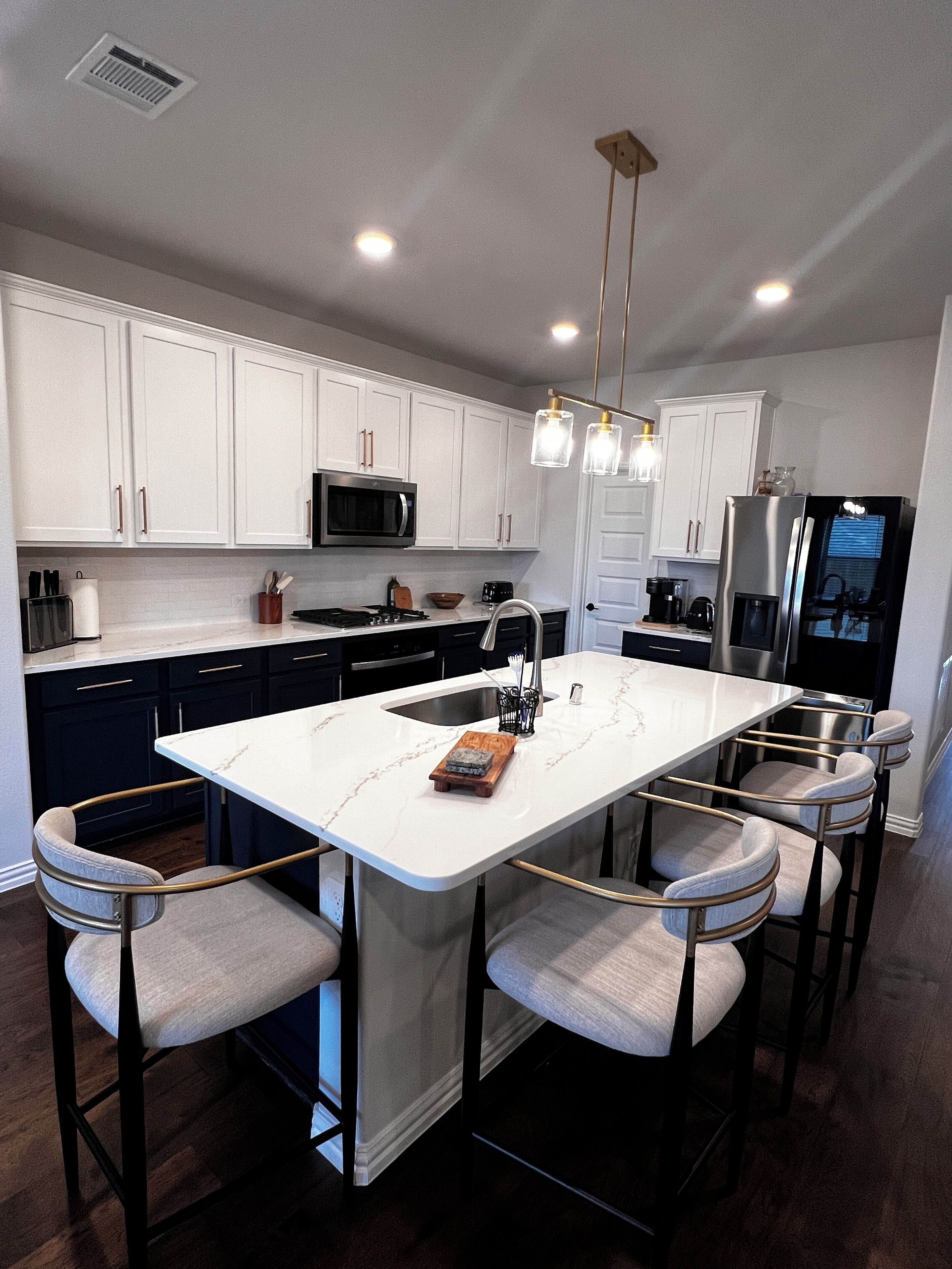 Een microgolfoven, een oven, een kookplaat, een vaatwasser