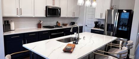 Een microgolfoven, een oven, een kookplaat, een vaatwasser