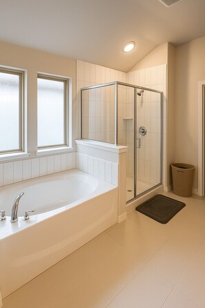 Shower, towels, soap, toilet paper - Stylish 4BR Home in Princeton. Large Yard,Pool,Workspace. Near Frisco & McKinney (Princeton)