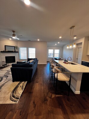 Smart TV, fireplace