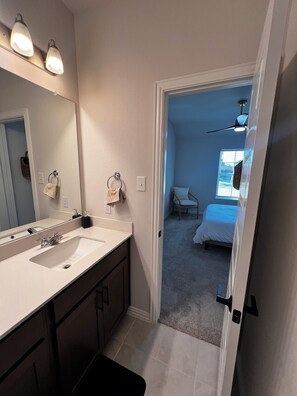 4 bedrooms, iron/ironing board, WiFi, bed sheets - Stylish 4BR Home in Princeton. Large Yard,Pool,Workspace. Near Frisco & McKinney (Princeton)
