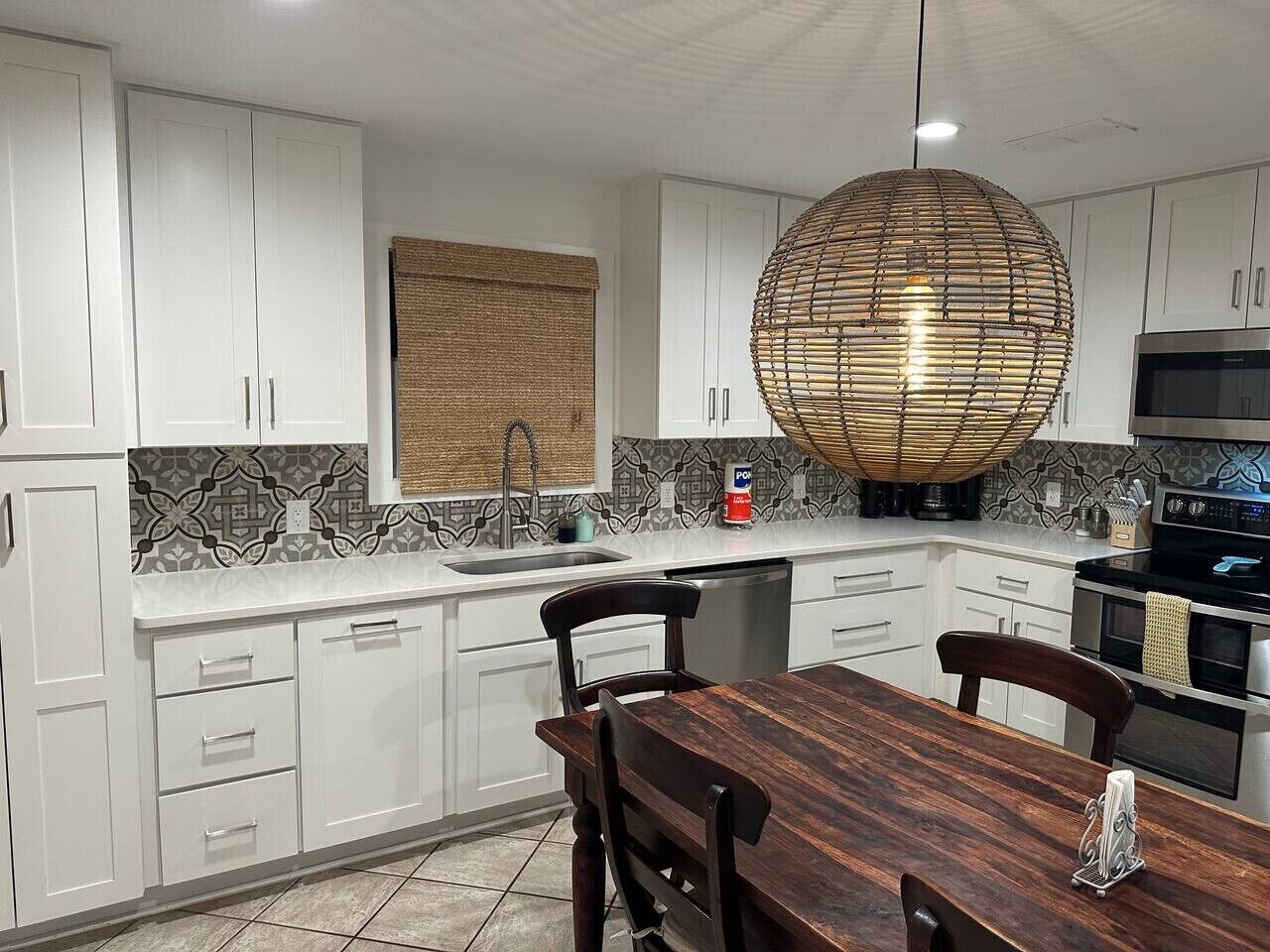 Kylskåp, mikrovågsugn, ugn och spishäll