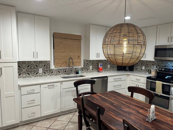 Frigorífico, microondas, horno y placa de cocina