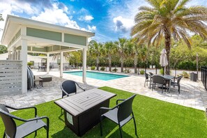 Una piscina al aire libre, una piscina climatizada