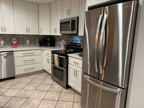 Frigorífico, microondas, horno y placa de cocina