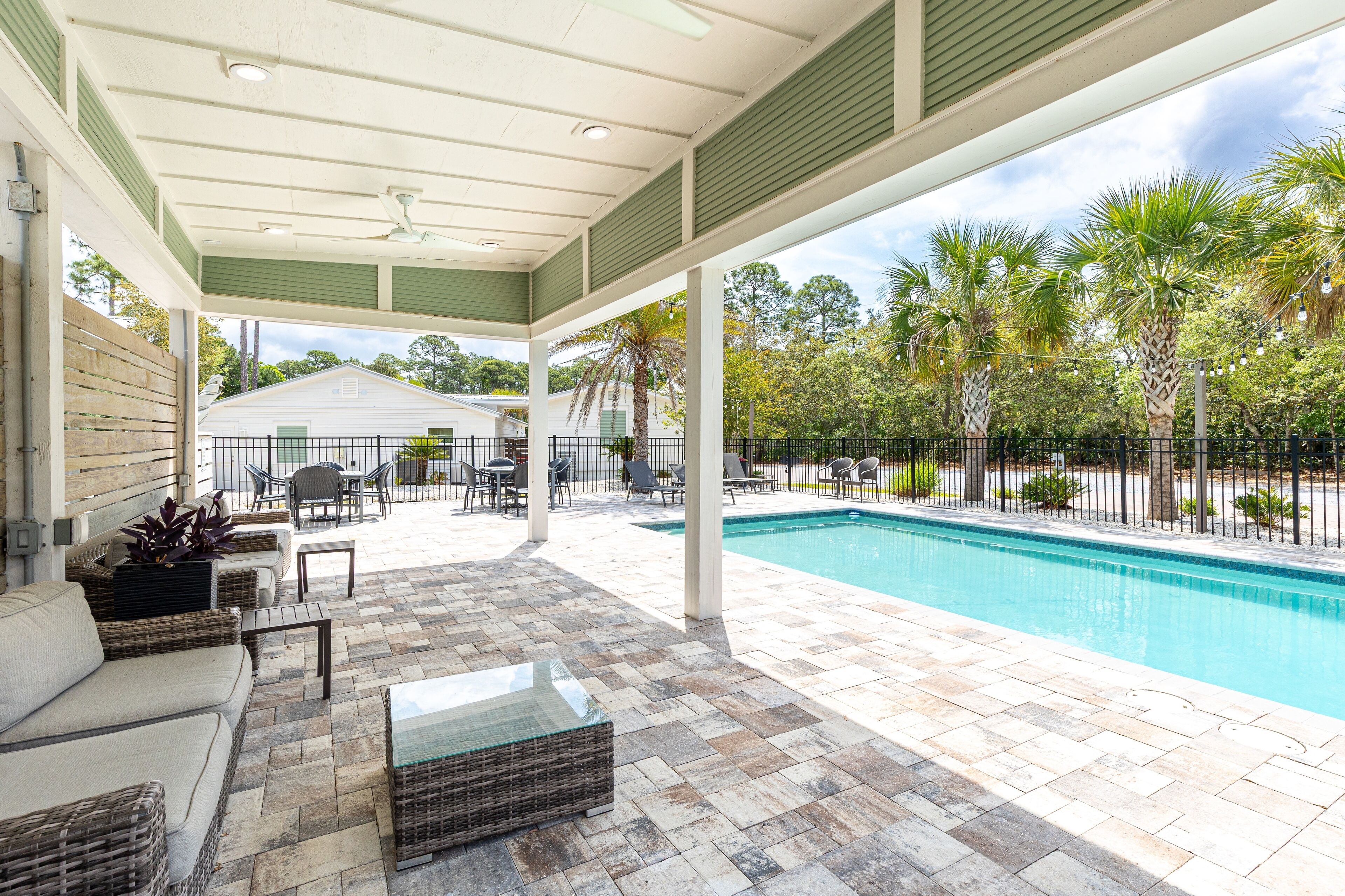 Utendørsbasseng og et oppvarmet basseng