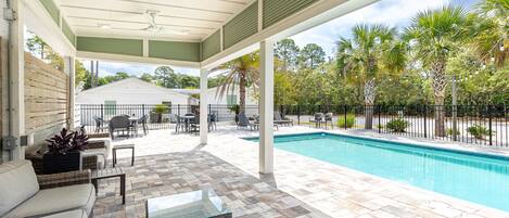 Een buitenzwembad en een verwarmd zwembad