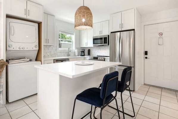 Een koelkast, een microgolfoven, een oven, een kookplaat