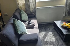 Living area - Chic Manchester Apartment Retreat (Manchester)
